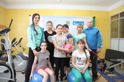 Ученики и преподаватели в тренажерном зале для занятий лечебной физкультурой в школе №2 с. Каргасок