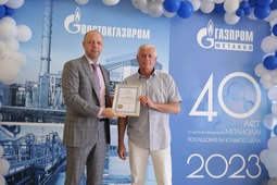 Генеральный директор АО «Востокгазпром» Виталий Кутепов вручил награды компании ветеранам производства