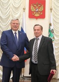 Губернатор Томской области Сергей Жвачкин вручает награду Виктору Стерлеву